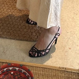 Klackskor  - Superfina klackskor från nine west, klassiska och väldigt nätta och fina på foten! Ganska använda köpte second hand för 350kr. Perfekta till finare fester osv. Jag har storlek 38 och dem passar mig precis, tror det är en storlek 37 men justerbart band! 