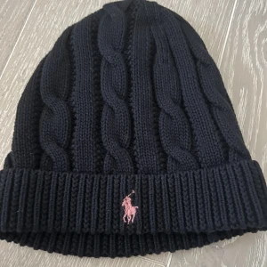 Mössa ralph lauren - Säljer denna skit snygga mössa från ralph lauren. Så snygg och perfekt nu när det börjar bli lite kallare ute🧚🏻‍♀️
