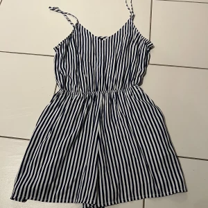 Jumpsuit  - Blå/vit randig jumpsuit 