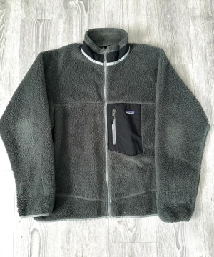 Patagonia Fleece - Vintage patagonia fleece köpt på Scandivintageshop för runt 2000. Väldigt varm och användes som vinterjacka förra året!