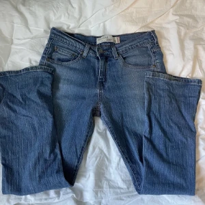 Levi’s midwaist  - Säljer skit snygga levi’s midwaist byxor💞 Storleken är tyvärr avklippt men skulle säga S skulle kunna passa en mindre m också❣️ rakt över byxorna är måttet 38cm. SKRIV FÖRE DU KÖPER💓💓