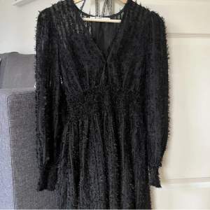 Säljer denna superfina klänningen från NA-KD i storlek 34 som endast är använd en gång. Den passar perfekt till jul och nyår!🫶🏼