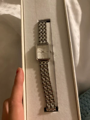 Rosefield klocka - Säljer min jättefina virala och oanvända klocka från Rosefield eftersom att jag är en guldtjej och fick den i present! Superfin och i nyskick, finns en gravering på baksidan men inget som syns när man har på sig den<3 Smal klocka och passar bra i alla 