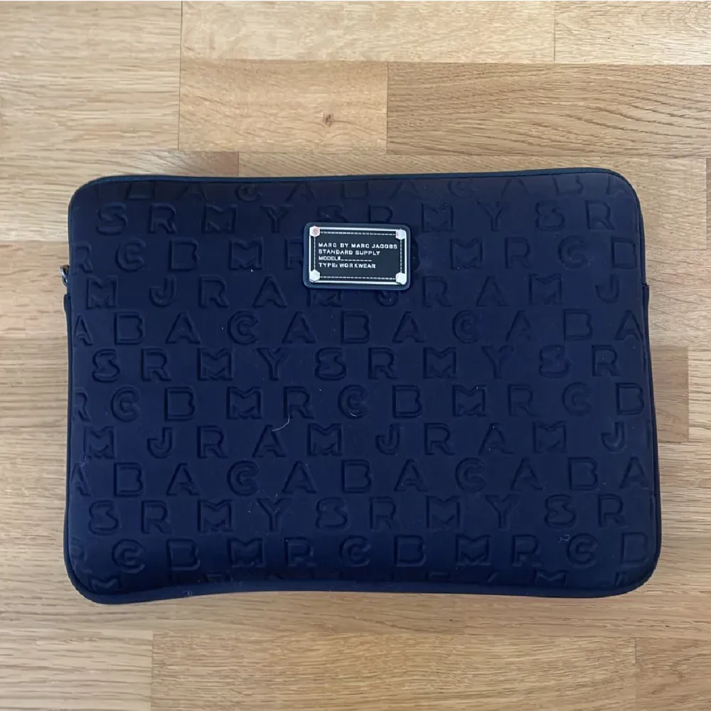 Säljer mitt supersnygga datorfodral från marc jacobs i en så otrolig fin färg! Säljer för jag har ett annat ❤️ köpt för 1 år sedan för 2000. Måtten är 31 * 20 cm, får plats med böcker i med rymligt! Startar från 300, går att köpa direkt med  :)  . Böcker.