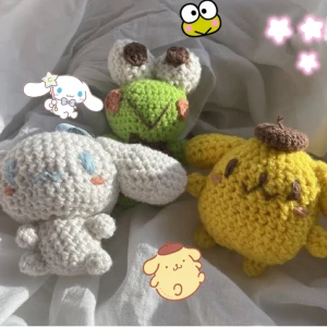 Sanrio gosedjur nyckelring - Säljer supersöta sanrio gosedjur nyckelringar som är själv virkade❣️Gulligaste julklappen 🎄!💕Skriv privat om du undrar mer eller för att skriva vilken figur du vill ha hem🥳 Säljer även my melody och hello Kitty (visar bild vid intresse).  300kr/st💞❣️