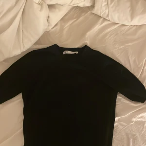 Stickat tahirt - Stickat zara tshirt som är oanvänd och jättemjuk, har en miss nertill så den sitter fint, be om fler bilde rom du vill