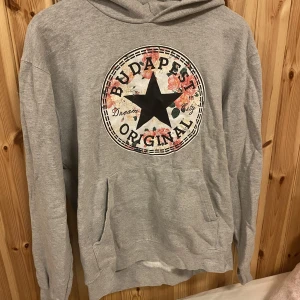 Hoodie Budapest - Står att det är storlek L men skulle säga att det är S/M!! 
