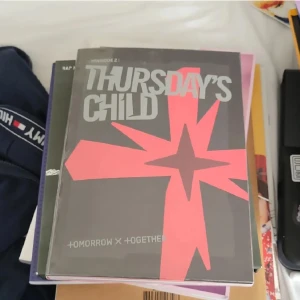 TXT Thursday's child album - Allt ingår förutom 3 stickers:)