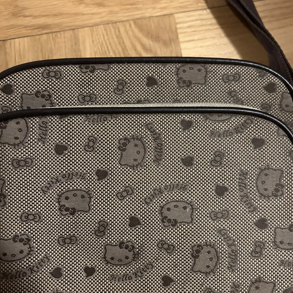 Väldigt söt hello kitty väska. Köpt på secondhand. Kommer inte till användning. Inga större defekter. . Väskor.