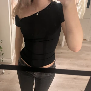 Svart festtopp  - En jätte fin topp ifrån zara, lite genomskinlig och tunnt och skönt material😍🌟