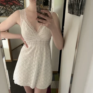 Sommarklänning  - Vit sommarklänning jag tyvärr vuxit ur perfekt till midsommar och alla soliga dagar 🔆 gott skick, fråga för fler bilder 