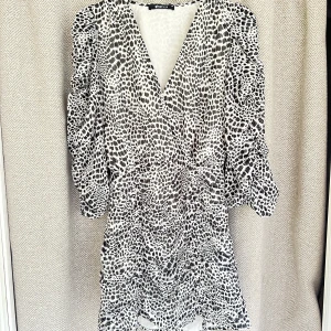 Klänning  - Säljer nu min kläning ifrån Gina då jag inte använder den något den är precis som ny använt 1 gång innan 