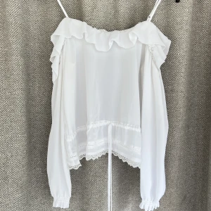 Blus - En super fin tunn blus den är lite genomskinlig men super fin på säljer den då den är lite lång på mig är 159 cm lång 