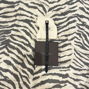 Valentino armband  - Valentino armband i navy  Bra skick och inte speciellt mycket använd Hör av er vid funderingar!