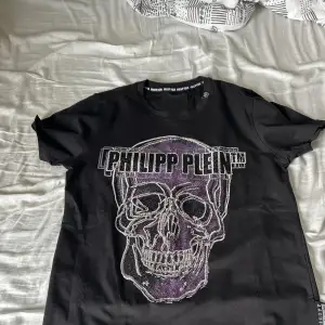 Philip plein t-shirt, helt äkta. Värde.3500-4000. Säljer den för 1500. Väldigt bra skick då den knappt är använd. Kan skickas videos ifall det behövs.