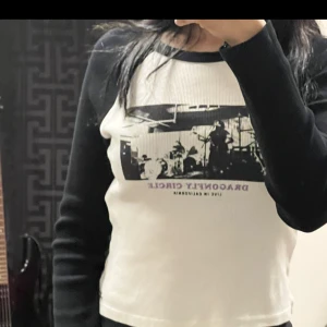 Tröja - Säljer denna tröjan med ett band på pga den inte kommer till användning. Storlek M men den är ganska liten i storleken. Passar på mig dom vanligtvis har S.