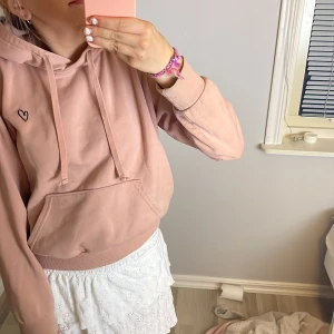 Hoodie - Säljer den urgulliga hoodien ifrån hm dne har en mini fläck som man ibte alls tänker på, på ryggen, annars är den i fint skick. Säljs pga att den inte används lika ofta. Jag tar bara swish!!!💘💘💘