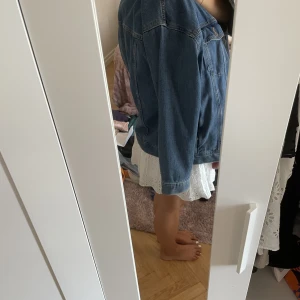 Jeansjacka  - En riktigt nice overzied jeansjacka!!!! Tror den är från h&m man för jag är 163 och den är sjukt stor på mig!