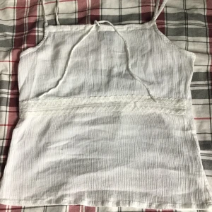 H&M linne - Vit H&M linne med knyt på toppen och olika gulliga mönster i mitten, bra skick