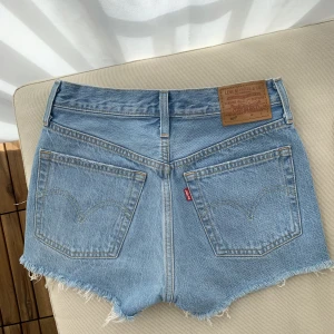 Levis shorts 501 W24 - Levis shorts 501 Storlek W24. Endast använda någon gång, som nya!  TAR INGA FLER BILDER❗️
