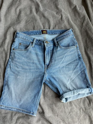 Lee jeans shorts  - Lee jeans shorts, använda fåtal gånger, bra skick, storlek W29