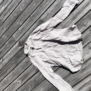 Linneskjorta  - En beige färgad linneskjorta från Mango man i storlek M. Så gott som aldrig använd. Skriv gärna privat för fler bilder!