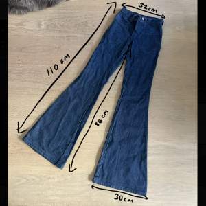 Ett par riktigt snygga utsvängda vintage jeans från wrangler, förmodligen från 70-talet i nästintill nyskick! De är markerade strl 26”/36” men gamla storlekar så de är bra mycket mindre egentligen, så ni får se måtten istället! 🥰