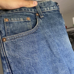 Mörkblå weekday jeans - Mörkblå jeans från weekday i modellen space, skriv för fler frågor!