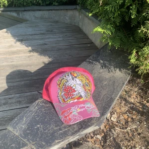 Rhinestone Ed Hardy Keps - Rosa/Vit Ed Hardy keps  Cond: 10/10 knappt använd. Väldigt snygg och skiner i solen.  Storlek: One Size (går att justera)