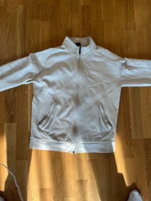 Sweatshirt  - Hugo boss tröja nästan aldrig använd Hugo boss 3D text på armarna möts bara upp i Malmö och tar bara kontanter pris går att diskonteras