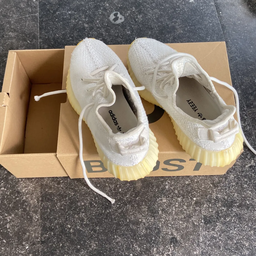 Utanför vårat företag så säljer jag dessa Yeezy skor som är köpta på adidas.com/kanye i 2019 när dom droppades. I väldigt bra dkick men använda. Nypris 4000kr. Skor.