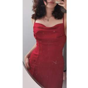 Jättefin röd långklänning med corsetliknande topp och snörning i ryggen, köpt på secondhand men har själv aldrig använt och är i nyskick, ber om uräkt för smutsig spegel hihi