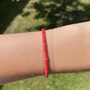 Pärlarmband  - Ett rött pärlarmband i storlek s men finns också i fler storlekar om man vill ha, kontakta oss om de finns frågor!💗💕