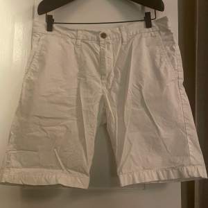 Vita tommy hilfiger shorts knappt använda i storlek 34 regular fit passar storlek M 