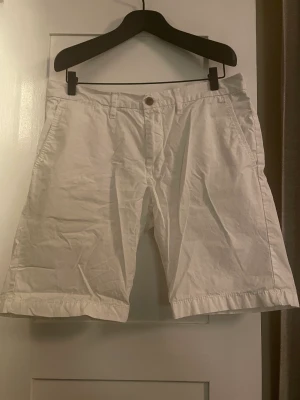 Tommy hillfiger shorts - Vita tommy hilfiger shorts knappt använda i storlek 34 regular fit passar storlek M 