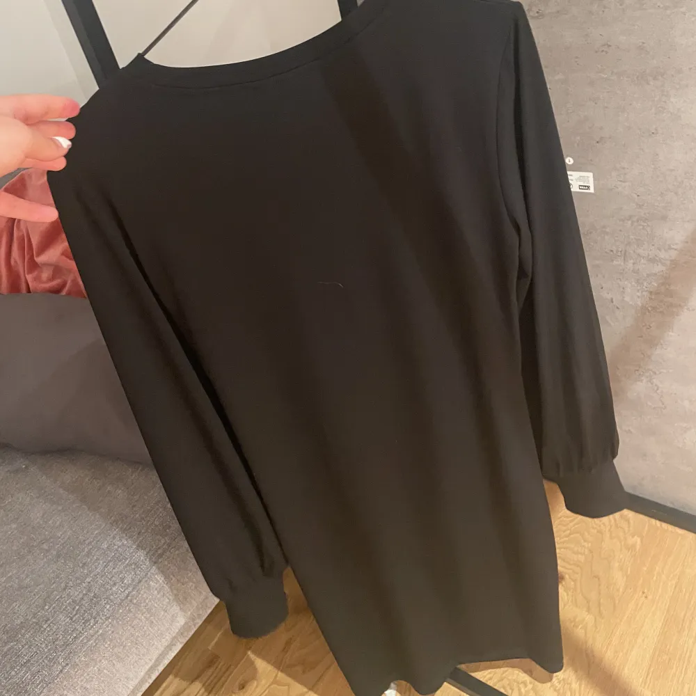 Svart klänning från vero moda säljes. Använd 1 gång på halloween 2021, bara hängt i garderoben sedan dess.  Går ungefär till knäna.  Nypris 499kr. Klänningar.