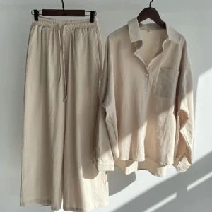 Linneset - Helt ny linneset, super fin och materialet är skönt. Fickor finns i byxan. Säljer då jag köpt tre andra. Fler bilder finns