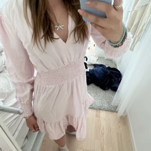 Zara klänning  - En jätte fin och söt rosa klänning från zara! Perfekt till sommaren. Får tyvärr inte användning av den💗