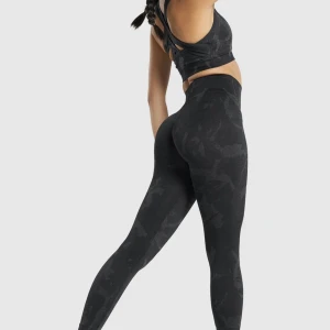 Gymshark träningstights - Säljer mina träningstights från gymshark i jätte fint skick, endast använda fåtal gånger. Modellen heter ”adapt camo seamless leggings”. Orginalpriset är 600 men säljer för 199. Passar Xs/s. Skriv vid funderingar eller fler bilder. (Lånade bilder)💞