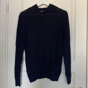 J.Lindeberg tröja - J.Lindeberg tröja i nyskick andvänds fåtal gånger. Nypris: 1900kr.