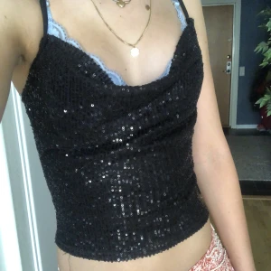 Glittrig festtopp - Skit snygg fest topp med vattenfalls effekt, endast använts några få gånger och säljer då den inte kommer till användning!💓