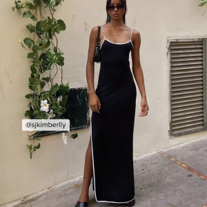 Svart långklänning  - Fin maxiklänning från Nakd, använd en gång 