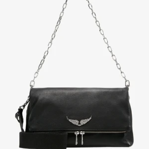 Zadig väska 🔥 - Hej! Säljer min Zadig väska pga inte använder längre. Som på online så medkommer ett längre tjockareband. VÄLDIGT rymlig handväska med två fack samt två dragkedja fack.  Väldigt bra och fräscht skick!! Nypris: 4025kr