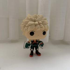 Bakugou Katsuki funko pop figur, oskadd med inga synliga missfärgningar förutom orange prick i håret bakom huvudet.