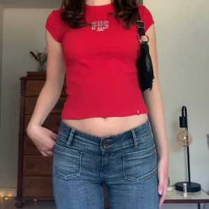 Röd babytee - Babytee med tryck framtill, från EDC by Esprit! Perfekta passformen 💞