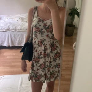 Klänning - Klänning från Brandy Melville, har inga defekter. Är perfekt till en dag på stranden, shoppingdag eller bara allmänt. Använt 1 gång, men den är lite liten (därför sälj den)💓