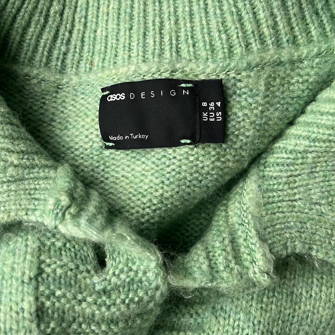 Stickad tröja med vita blommor💐 - 91