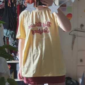 Gul t-shirt - En gul aningen oversized T-shirt, luftig och bekväm.