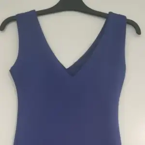 Mörkblå stretchig snygg klänning. Enkel att matcha med både kavaj,skinnjacka eller vad evengagemanget kräver 