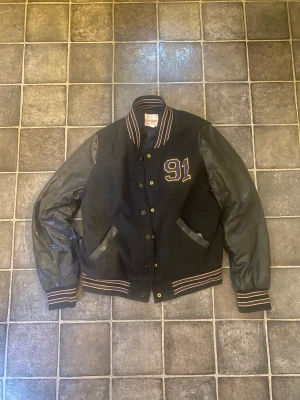 Vintage varsityjacka - Sitter som en S/M. Lite skada på ärmarna!